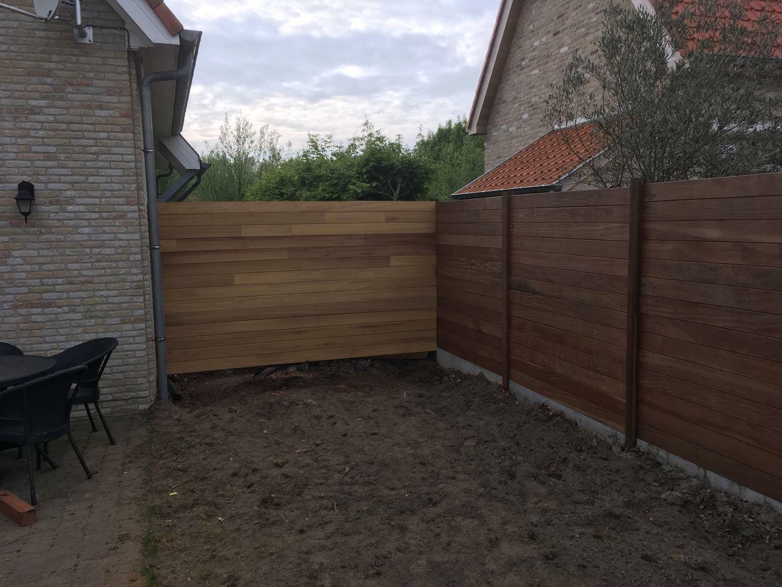 Modern tuinscherm Knokke (BE) Garden fences Iroko