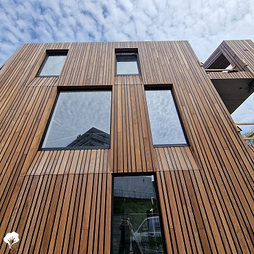 Maison Ronald Mc Donald - Amsterdam (NL) Revêtement de mur en bois Afrormosia 1